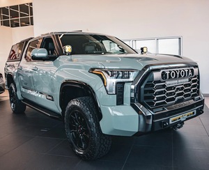 Toyota Tundra Platinum Crew-max 4x4 Estilo Todoterreno 2024 con Paquete TRD - Product Image 1