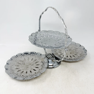 Bandeja de servicio de tres niveles, soporte de metal adornado para postres y dulces con bordes festoneados para regalo festivo y de boda - Product Image 1