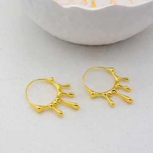 Boucles d'oreilles circulaires M1 en laiton couleur or, bijoux uniques pour tous les jours. - Product Image 4