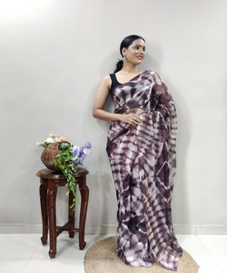 Pantalon en soie indienne Sari, fusion de la mode et des tenues de fête, pantalon en soie georgette avec un design traditionnel indien élégant - Product Image 2