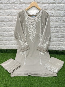 Las mujeres étnicas tradicionales indias usan traje de diseñador tela Georgette superventas precio al por mayor nuevo último bordado de aspecto rico - Product Image 6