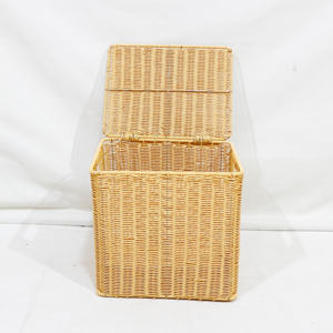 Panier à linge carré en plastique tissé Artex Dong Thap pour cuisine et salle de bain avec couvercle à charnières - Product Image 2