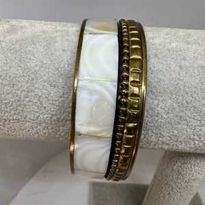 Ensemble de bracelets ronds en nacre au design moderne Bracelet pour femmes à la mode en forme de cœur Cadeau de bijoux tendance à la main - Product Image 1