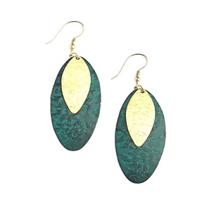 Délicate feuille oblongue sarcelle goutte et boucles d'oreilles créoles classiques en laiton bijoux de mode que nous apprécions - Product Image 1