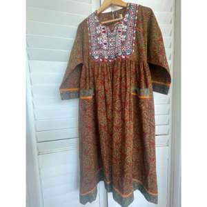 Vestido Holgado Bordado de Algodón 100% Tejido JAT - Colección Desierto Transpirable Casual Sin Tirantes Drapeado con Aberturas y Flecos M Leisure Club - Product Image 2