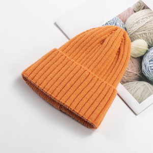 Gorro de Invierno Informal de Algodón 100% Negro con una Sola Franja Roja y Puño para Hombre y Mujer - Product Image 6