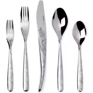 Ensemble de couverts en argent avec longues poignées de cuillère et de fourchette, idéal pour des bords élégants et un design confortable - Product Image 1