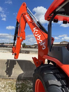 Tracteur compact avec chargeur frontal et pelle arrière Kubota M62, machine agricole de terrassement - Product Image 6