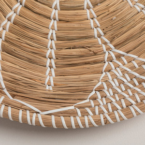 Vente en gros de décoration murale en jonc de mer tissé à la main avec motif de fleurs blanches décoration murale ronde faite à la main décoration murale naturelle pour Boho Home Decor - Product Image 3