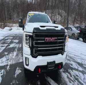 Sierra 2500HD AT4 Crew Cab 4WD 2023 d'occasion en parfait état, conduite à gauche, sièges en cuir, faible kilométrage - Product Image 1