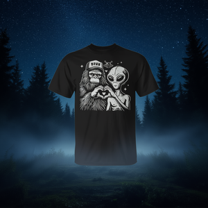 T-shirt promotionnel vintage avec motif Bigfoot et signe de cœur extraterrestre - Product Image 3