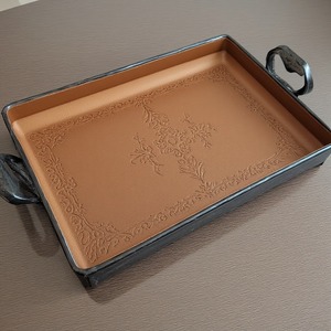 Bandeja de cuero Premium con lados altos y costuras detalladas que ofrece Función de estilo y durabilidad para uso diario o especial - Product Image 5