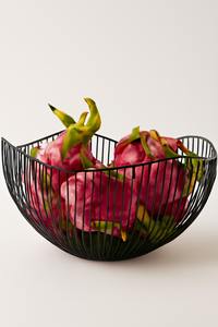 Le panier de rangement en métal doré en fer offre une solution durable et élégante pour organiser vos essentiels de cuisine et de salle à manger - Product Image 4