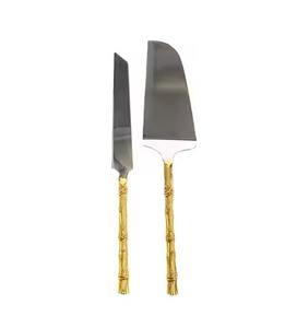 Ensemble de serveurs à gâteau faits à la main, durables, écologiques, avec poignée en laiton plaqué or, aspect moderne, par le Village des Artisans - Product Image 1