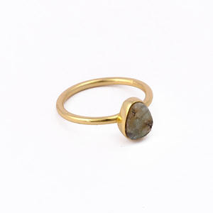 Anillo de piedra NATAL DE FEBRERO chapado en oro, labradorita Natural sin cortar, juego de piedras preciosas de cristal curativo crudo, pinza de latón para curar los deseos - Product Image 1