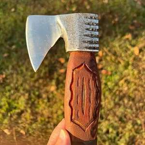 Hacha Vikinga Hecha a Mano de Acero con Alto Contenido de Carbono de Grado Industrial, Mango de Madera Natural, Funda de Cuero. Hacha Multiusos para Camping y Actividades al Aire Libre - Product Image 5