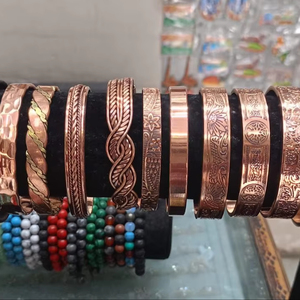 Bracelets en cuivre fabriqués à la main à l'élégance intemporelle sur mesure Bracelets à la mode pour un usage quotidien pour les fêtes et les mariages - Product Image 1