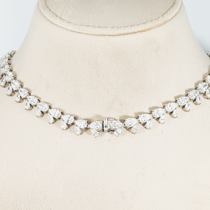 Collier Goutte de Déesse en Or Blanc 14K avec Émeraude Rose Vif Fantaisie de 10,00 Carats, Certifiée IGI, Clarté VS1, Cultivée en Laboratoire - Product Image 4