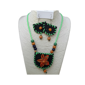 Ensemble de bijoux de mariage vintage éco-chic mettant en valeur l'attrait artisanal durable, sensation légère et port quotidien ou pour les fêtes - Product Image 1