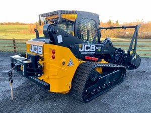 Chargeuse compacte JCB 325T Forestmaster avec broyeur forestier, débroussailleuse et grappin pour le défrichement et les travaux agricoles - Product Image 3