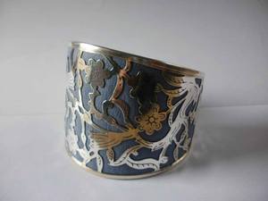 กำไลข้อมือทองแดงชุบเงินหรูหรา งานแฮนด์เมด พร้อมลวดลายดอกไม้แบบฟิลิกรีสุดหรู และลายสลักสีน้ำเงินแบบมีเท็กซ์เจอร์กว้าง - Product Image 2