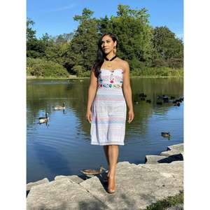 Robe d'été blanche sans bretelles pour femmes avec broderie florale colorée, robe midi décontractée pour la plage et les vacances - Product Image 1