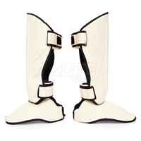Protège-tibias en cuir haute performance pour adultes, mousse absorbant les chocs, design respirant, construction légère, protection avec fermeture auto-agrippante