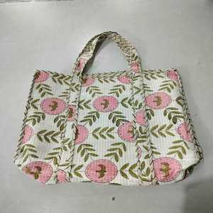 Sac de week-end de luxe fait main de qualité supérieure avec imprimé floral unique, sac fourre-tout matelassé en coton imprimé, grande capacité, durable, excellent prix - Product Image 5