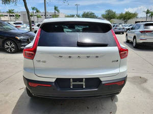 Volvo XC40 B5 Plus 2023 Impecable con Tema Oscuro - Product Image 2