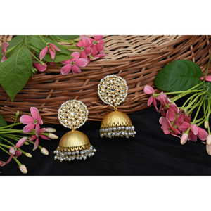 Hermosos aretes de aro jhumka con incrustaciones de kundan, chapados en oro tradicional, con un hermoso acabado dorado mate, para niñas y mujeres. - Product Image 1