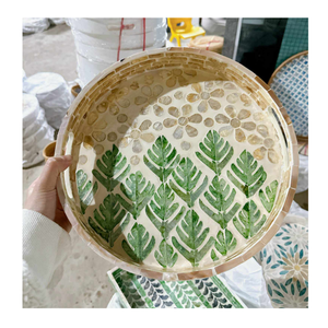 Plateau de service en rotin artisanal avec incrustation de nacre, plateau décoratif pour hôtels et restaurants - Product Image 4