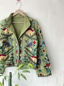 Veste pour femme de style vintage, brodée de fleurs, teinte, respirante, coupe-vent, anti-rides, rembourrage en coton, fabriquée en Inde - Product Image 5
