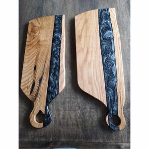 Planche à découper en bois avec effet marbre noir de style nordique, grande planche à fromage en bois à bord vivant, articles de cuisine en gros - Product Image 1