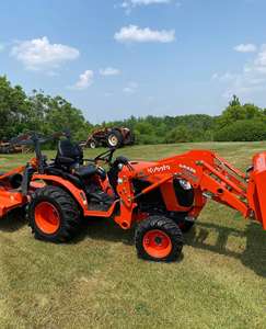Tractor Kubota LA435 2020 de 26 HP con 121 Horas de Uso, Bomba de Motor, Funciones Digitales, Cargador Frontal y Retroexcavadora - Product Image 2