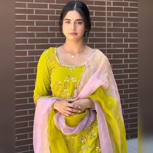 Ensemble Kurti Sharara et Dupatta en Georgette de haute qualité avec broderie de séquence - en gros et pas cher - Product Image 5