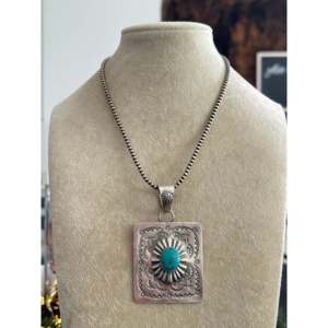 Pendentif Delbert Secatero en turquoise Kingman et argent sterling avec technologie d'incrustation à sertissage clos - Product Image 1