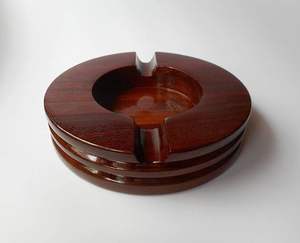 Cendrier en bois carré pour table à fumer avec bords lisses offrant une expérience de fumer confortable et élégante - Product Image 4