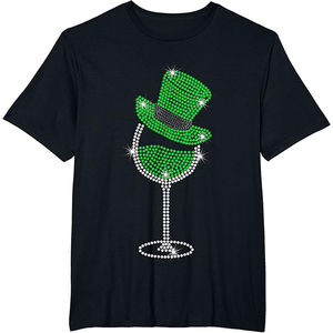 T-shirt décontracté à manches courtes et col rond pour homme Index Apparel, motif verre à vin noir orné de strass et chapeau vert, coupe régulière - Product Image 3