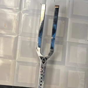 Diapasón de Precisión de 639 Hz |   Con martillo |   Para Terapia y Sanación con Sonido - Product Image 1