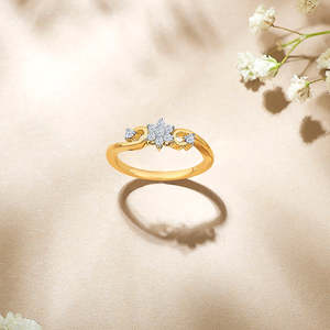 Bague en or jaune sertie de diamants floraux pour femmes - Product Image 1