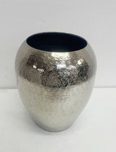 Vase à fleurs vintage antique en aluminium texturé gaufré moderne pour bureau, maison, hôtel, bureau et restaurants. - Product Image 4