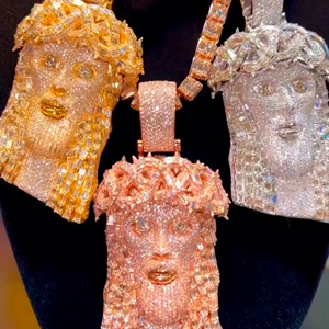 จี้โมอิสซาไนต์สีเงิน 925 ชุบทอง คุณภาพสูง สไตล์ฮิปฮอป แบบสั่งทำพิเศษ ประดับเพชรเต็มตัว ได้รับการรับรองจากผู้ที่สาม สำหรับทุกเพศ - Product Image 1