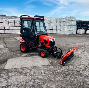 Tractores compactos Kubota con cortadora de montaje medio. - Product Image 3