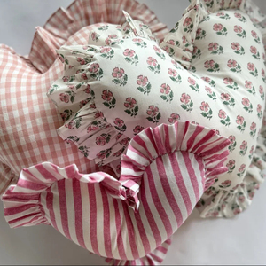 Cojín de corazón con estampado de bloques florales con volantes, almohada en forma de algodón hecha a mano, acento decorativo, dormitorio, guardería o sala de estar - Product Image 1