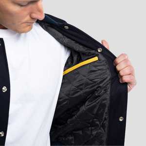 Elegante chaqueta universitaria personalizada Logo frontal Nueva moda Chaqueta deportiva de invierno para clubes Escuelas para chaquetas universitarias Letterman a granel - Product Image 3
