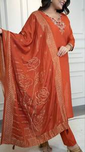 KR FASHION Nouveaux Designs Ensemble Lehenga Choli Pent Dupatta en Tissu Soie Romaine Premium pour Tenue de Soirée en Nylon de Haute Qualité et Coloré - Product Image 5