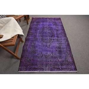 Alfombra de lana Vintage en púrpura y negro de 37x69 pies, diseño rectangular de retazos hecho a mano para entrada, sala de estar o dormitorio - Product Image 1