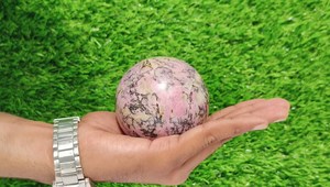 Sphère de rhodonite ronde 40-55mm au design magnifique, autres objets artisanaux en cristal pour la décoration intérieure, vente en gros - Product Image 4