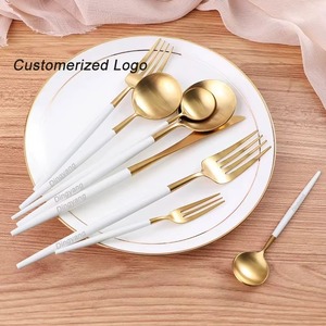 Juego de Cubiertos Modernos Blancos con Mango Delgado, Cabeza Redonda, Duraderos, Ideales para Eventos Familiares y Uso Diario, de la India - Product Image 3