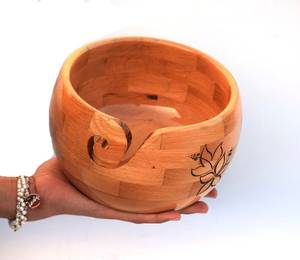 Cuenco de hilo de madera hecho a mano con elegante diseño de hoja grabada, perfecto para tejer y ganchillo, artesano único - Product Image 2